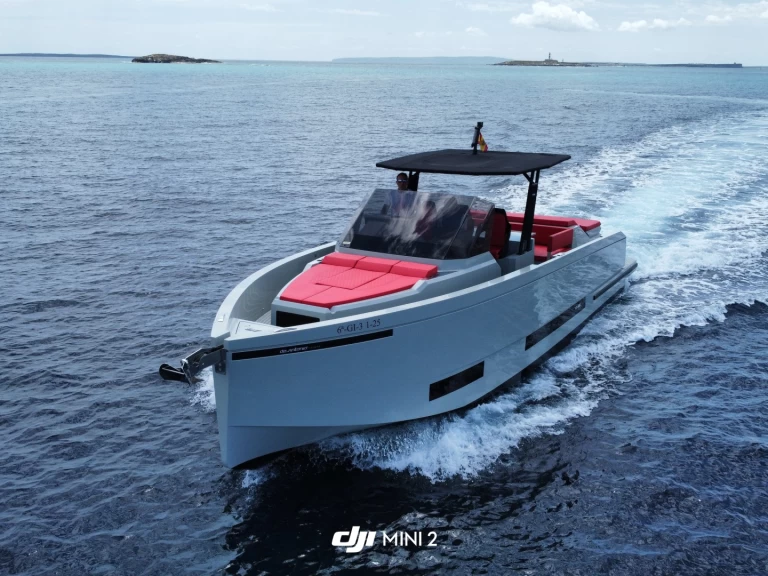 De Antonio 36 między profesjonalistami a osobami prywatnymi w Marina Ibiza