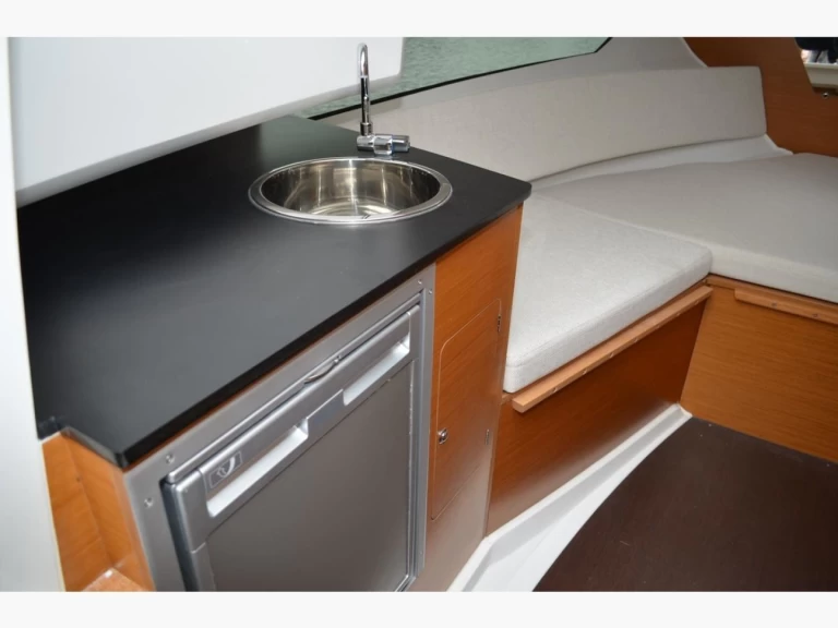 Wynajmij Motorówka z lub bez skippera Jeanneau w Tribunj