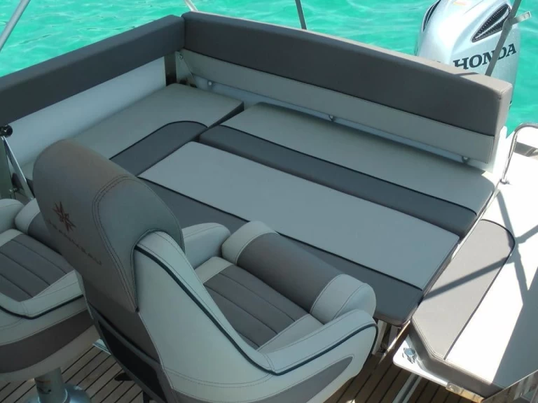 Wynajem Motorówka Jeanneau z patentem 