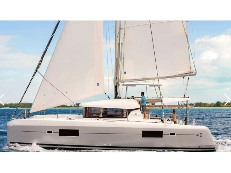 Lagoon Lagoon 42 między profesjonalistami a osobami prywatnymi w Alimos