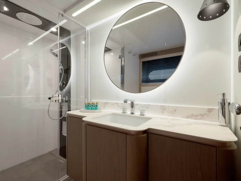 Wynajmij Luksusowy jacht z lub bez skippera Azimut w Podstrana