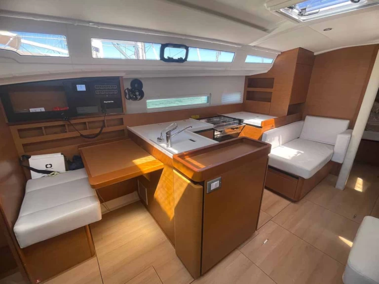 Jeanneau Sun Odyssey 410 między profesjonalistami a osobami prywatnymi w Golfo Aranci