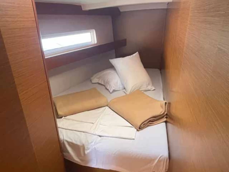 Jeanneau Sun Odyssey 440 między profesjonalistami a osobami prywatnymi w Golfo Aranci