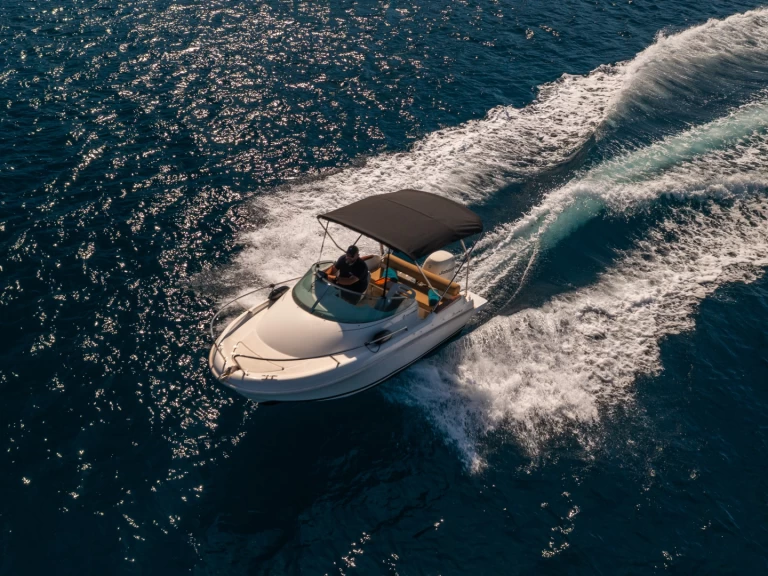 Wynajem Motorówka Jeanneau z patentem 