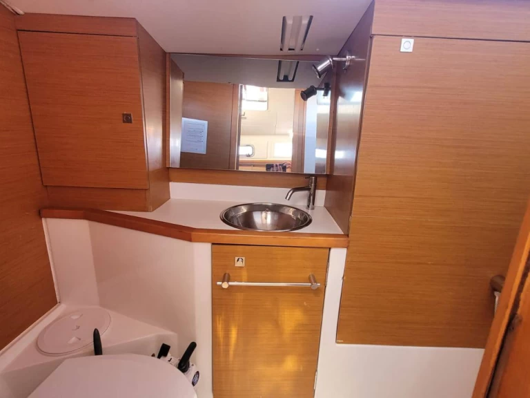 Wynajem Żaglowiec Jeanneau z patentem 