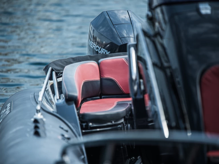 Grand Boats Golden Line G850L między profesjonalistami a osobami prywatnymi w Santorini Port