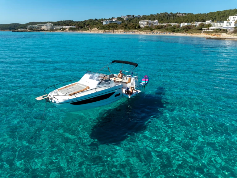 Bénéteau Flyer 9 między profesjonalistami a osobami prywatnymi w Mahon