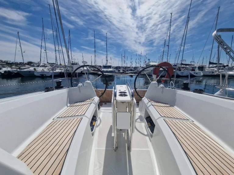 Wynajem Żaglowiec Bénéteau z patentem 