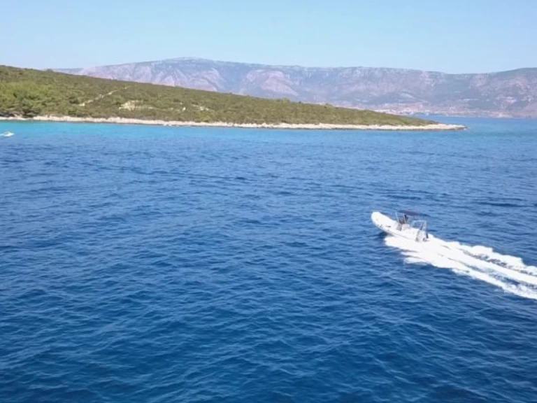 Wynajem Łódż półsztywna Maestral z patentem 