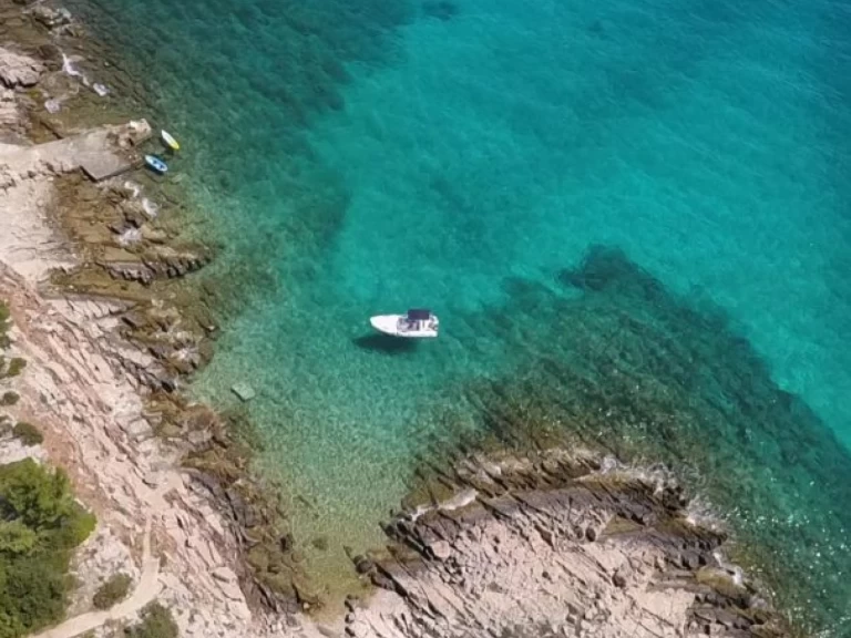 Maestral Maestral 650 między profesjonalistami a osobami prywatnymi w Hvar