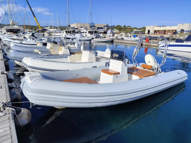 Łódż półsztywna do wynajmu w Villasimius w najlepszej cenie