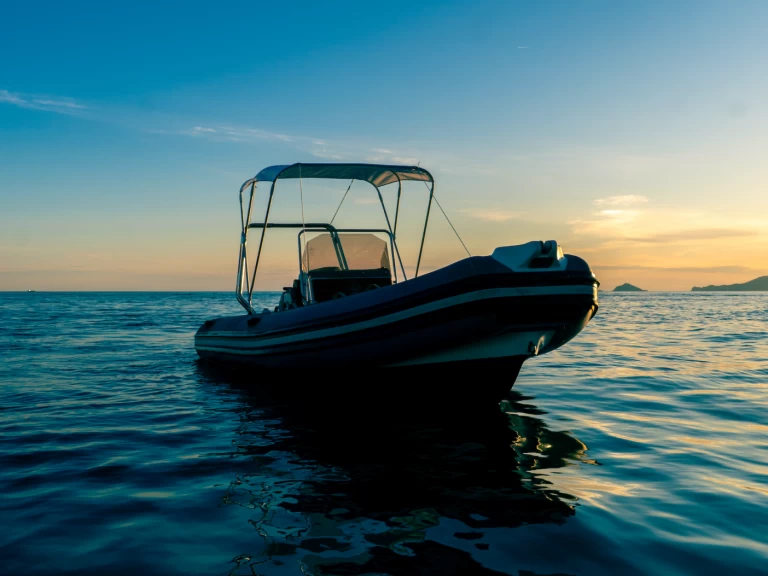 Wynajem Łódż półsztywna Joker Boat z patentem 