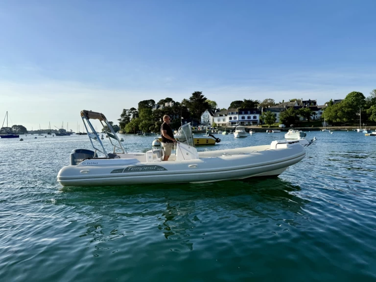 Łódż półsztywna do wynajmu w Port de Sainte-Marine w najlepszej cenie