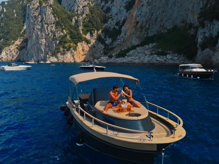 Nautica Esposito Positano 32 między profesjonalistami a osobami prywatnymi w Capri