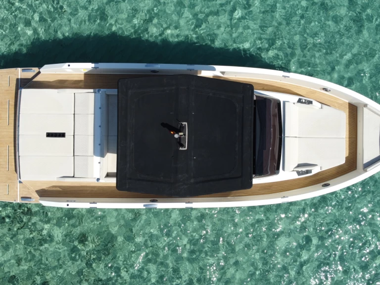 De Antonio  D42 Open między profesjonalistami a osobami prywatnymi w Ibiza Town