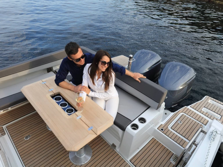 Wynajem w Port des Marines de Cogolin- Jeanneau Cap Camarat 9.0 CC na SamBoat