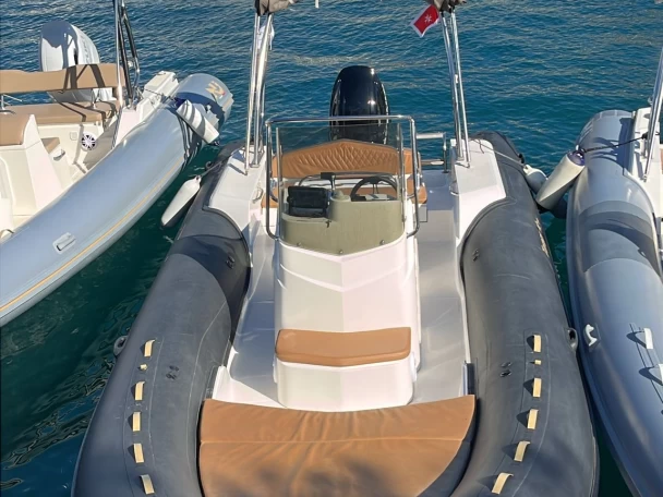 Wynajem Łódż półsztywna Capelli z patentem 