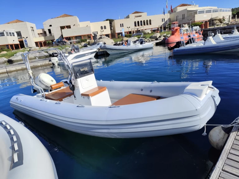 Łódż półsztywna do wynajmu w Villasimius w najlepszej cenie