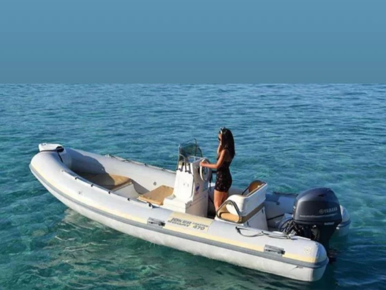 Joker Boat Coaster 470 między profesjonalistami a osobami prywatnymi w Villasimius