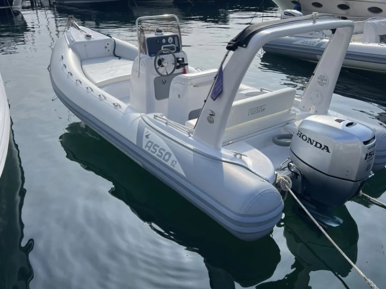 Asso 62 między profesjonalistami a osobami prywatnymi w Porto di Mergellina