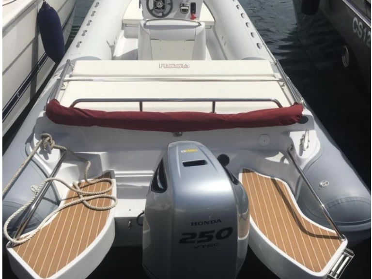 Łódż półsztywna do wynajmu w Porto di Mergellina w najlepszej cenie