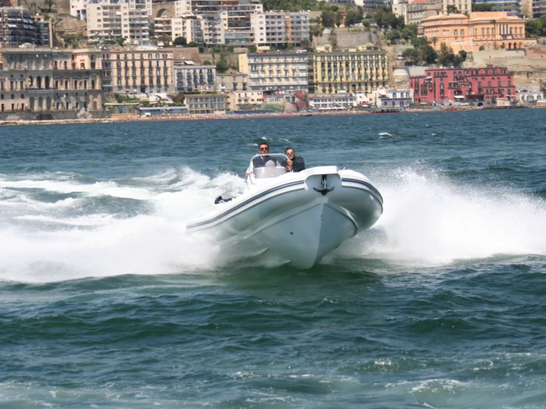 Wynajem Łódż półsztywna Asso z patentem 