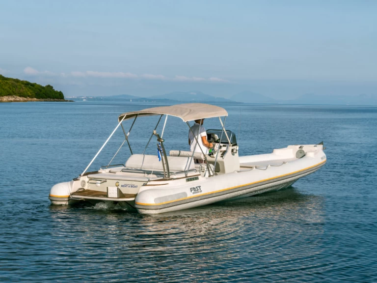 Łódż półsztywna do wynajmu w Sývota w najlepszej cenie