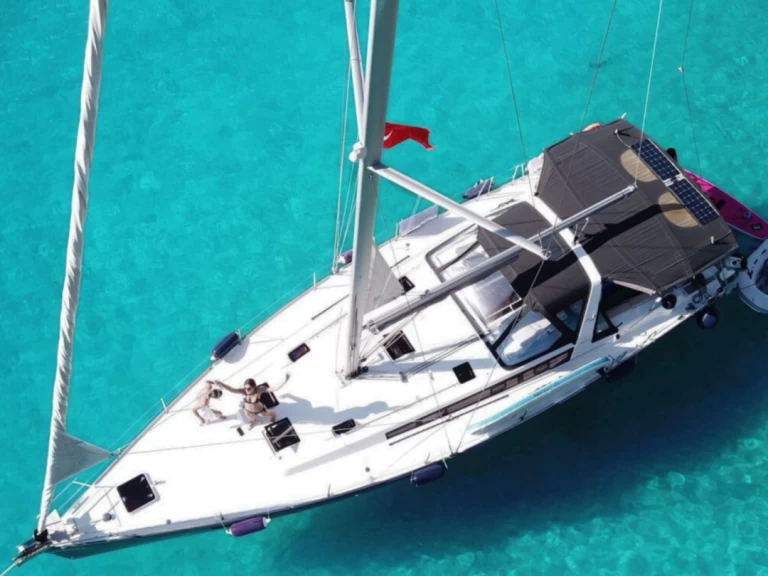 Wynajem Żaglowiec Bénéteau z patentem 