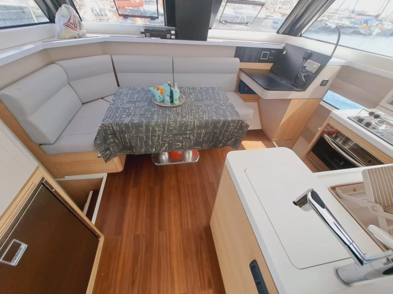 Aventura aventura 34 między profesjonalistami a osobami prywatnymi w Port de Sitges Aiguadolç