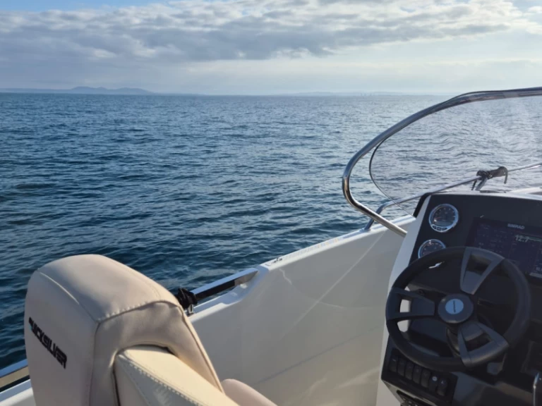 Wynajem Motorówka Quicksilver z patentem 