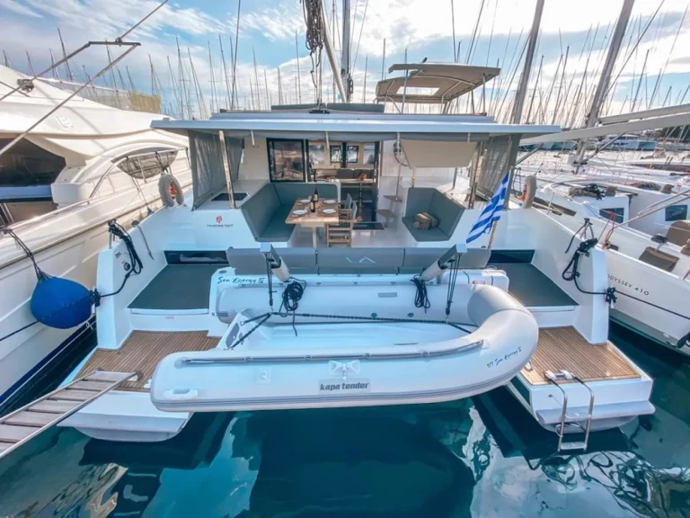 Fountaine Pajot Lucia 40 między profesjonalistami a osobami prywatnymi w Pula