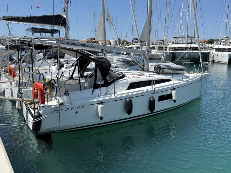 Wynajem Żaglowiec Bénéteau z patentem 