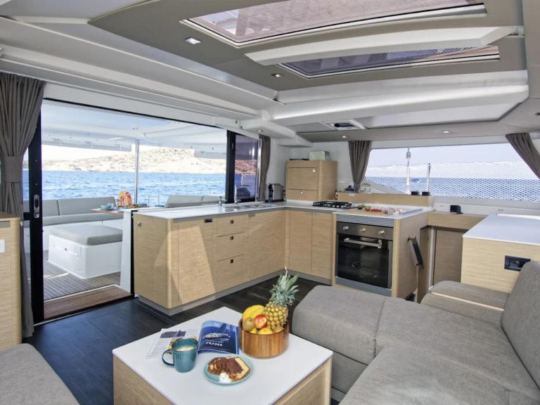 Fountaine Pajot Tanna 47 między profesjonalistami a osobami prywatnymi w Volos