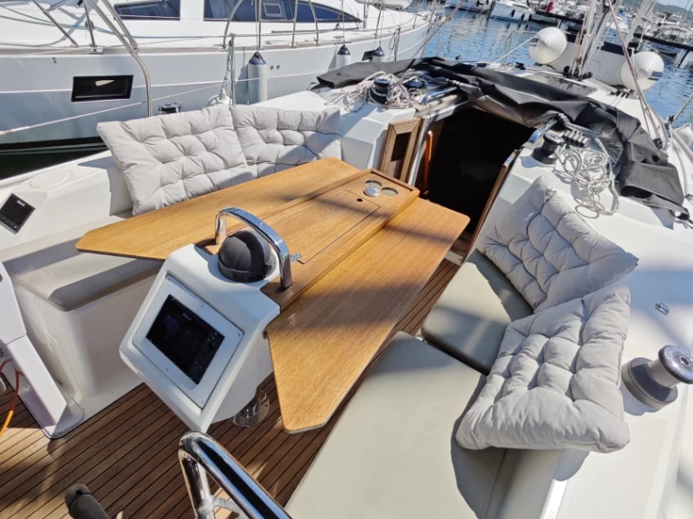 Bavaria Cruiser 34 między profesjonalistami a osobami prywatnymi w Punat
