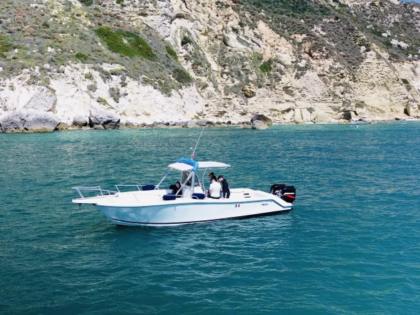 Mako 282 między profesjonalistami a osobami prywatnymi w Cagliari Port