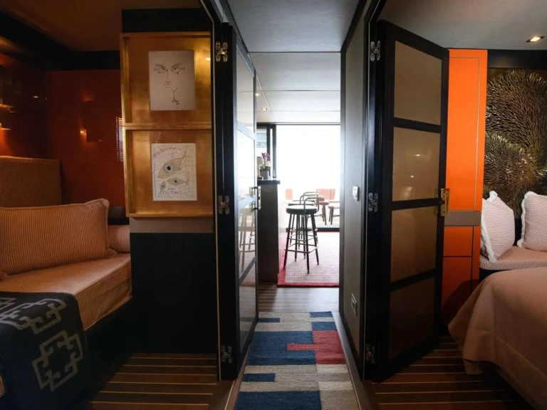 HOUSE OF HÜTTER GOLDFINGER między profesjonalistami a osobami prywatnymi w Ibiza Town