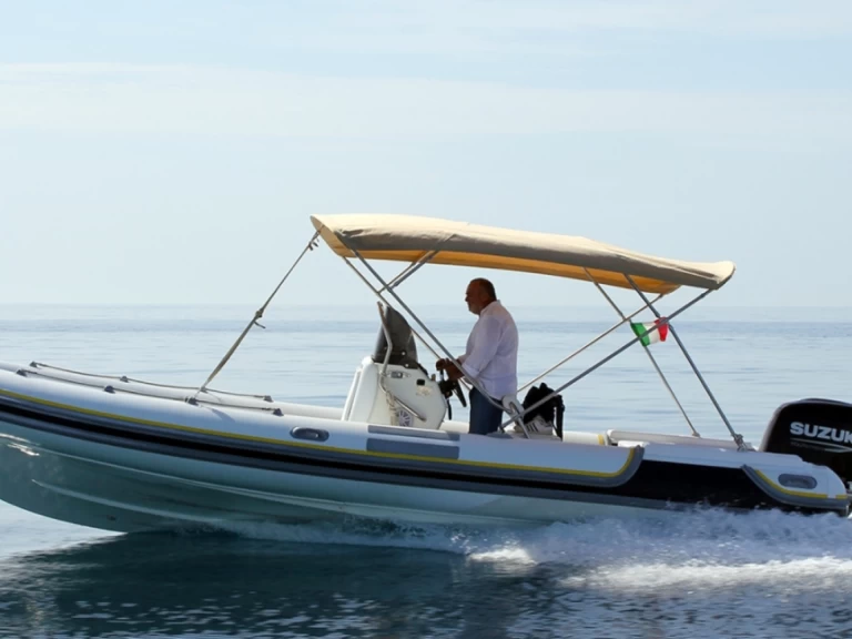 Łódż półsztywna do wynajmu w Marzamemi w najlepszej cenie