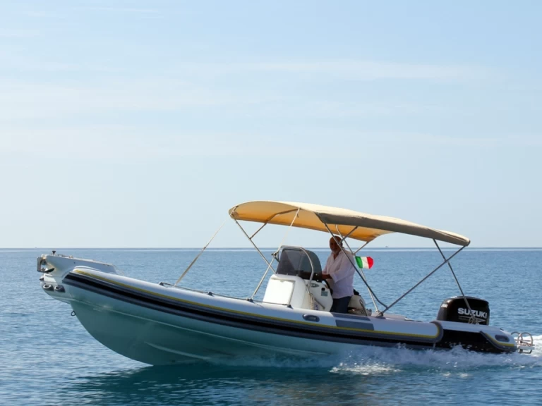 Motonautica-Vesuviana MV 740 TOURING między profesjonalistami a osobami prywatnymi w Marzamemi