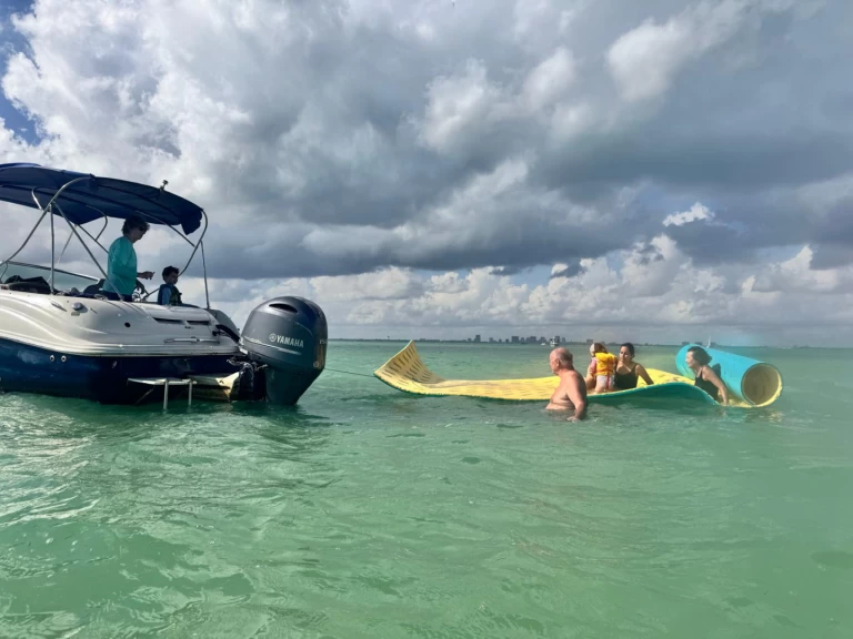 Sea Ray Sea Ray 260 Sundeck między profesjonalistami a osobami prywatnymi w Miami