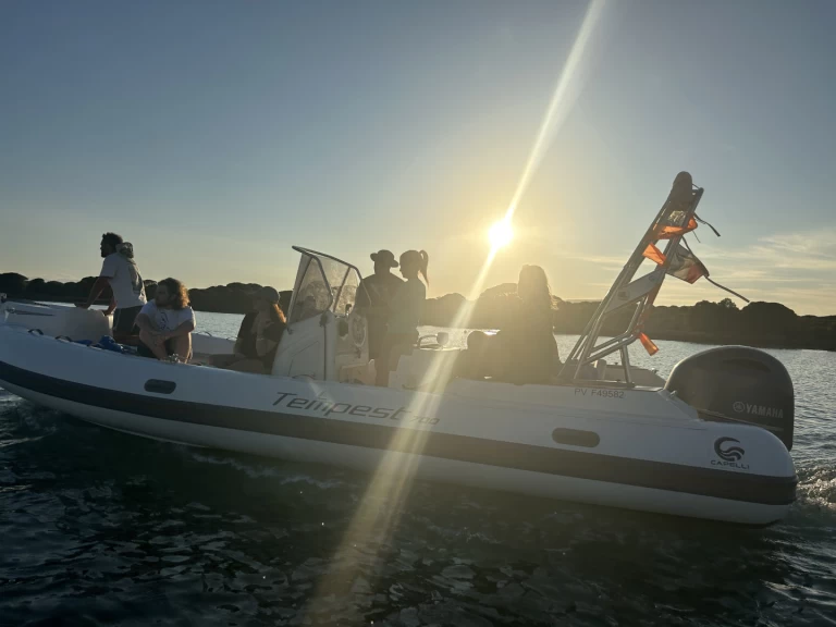 Wynajem Łódż półsztywna Capelli z patentem 