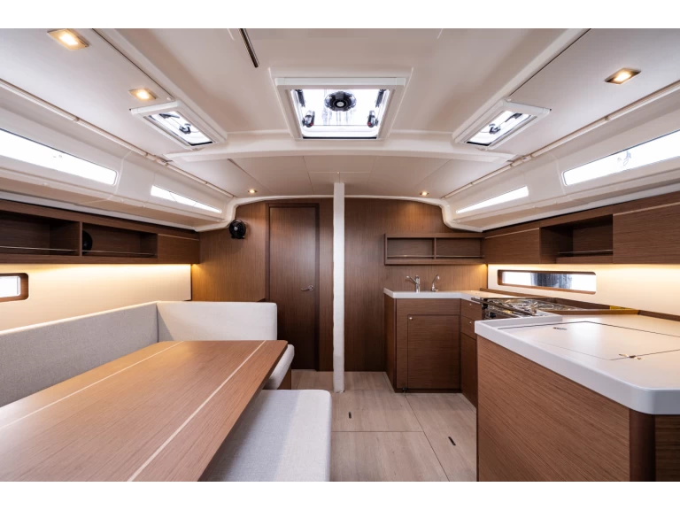 Wynajem Żaglowiec Bénéteau z patentem 