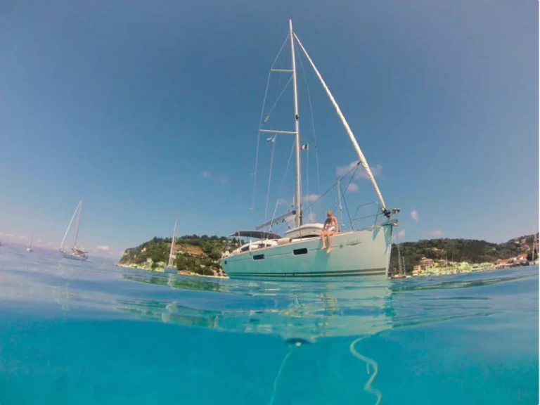 Jeanneau Sun Odyssey 42 DS między profesjonalistami a osobami prywatnymi w Lefkáda