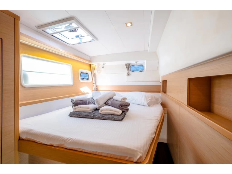 Wynajmij Katamaran z lub bez skippera Lagoon w Alimos