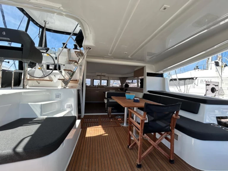 Lagoon Lagoon 43 między profesjonalistami a osobami prywatnymi w Alimos