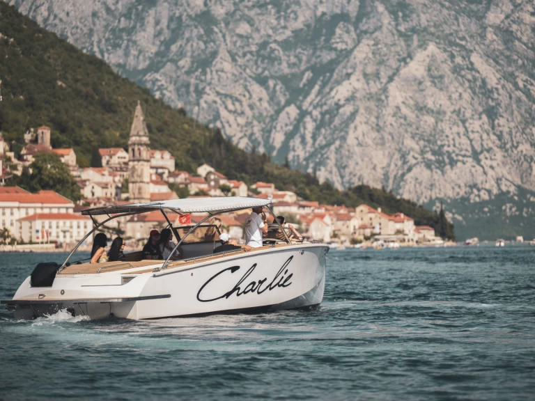 Custom Made Monte Marine Charlie między profesjonalistami a osobami prywatnymi w Kotor