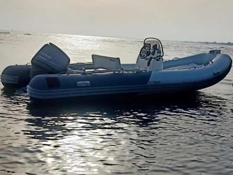 Zodiac Medline 540 Neo między profesjonalistami a osobami prywatnymi w Le Cap d'Agde