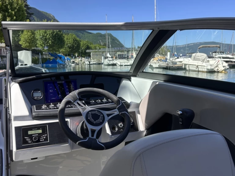 Wynajem Motorówka Four Winns z patentem 