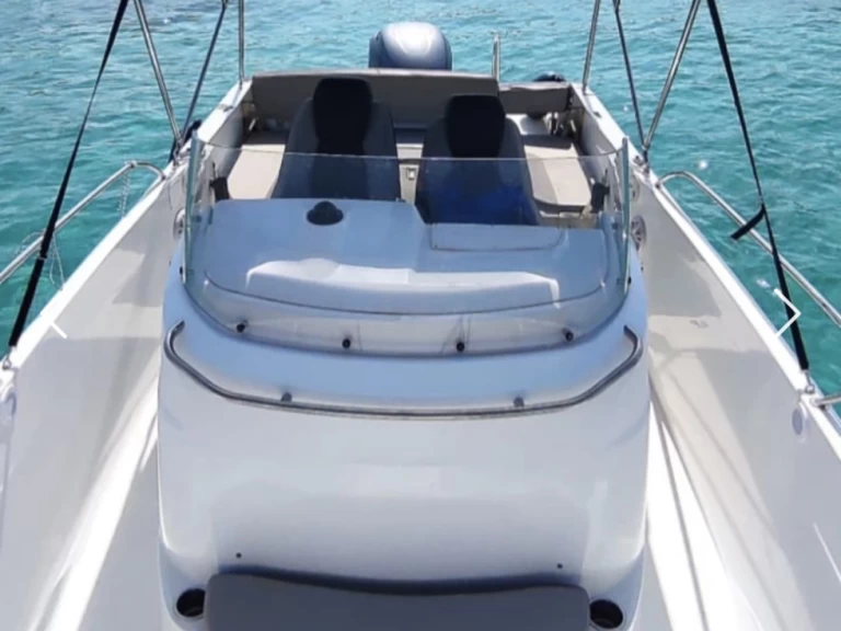 Wynajem Motorówka Jeanneau z patentem 