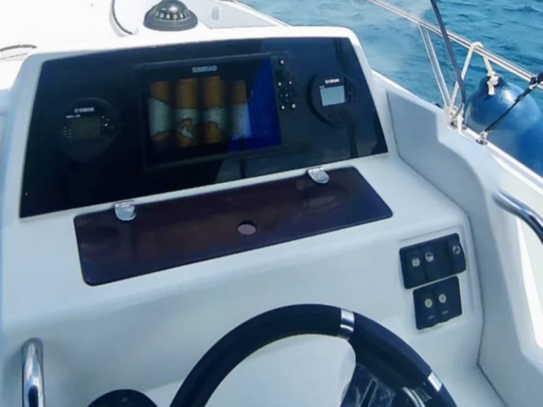 Jeanneau Cap Camarat 7.5 Style między profesjonalistami a osobami prywatnymi w Hyeres