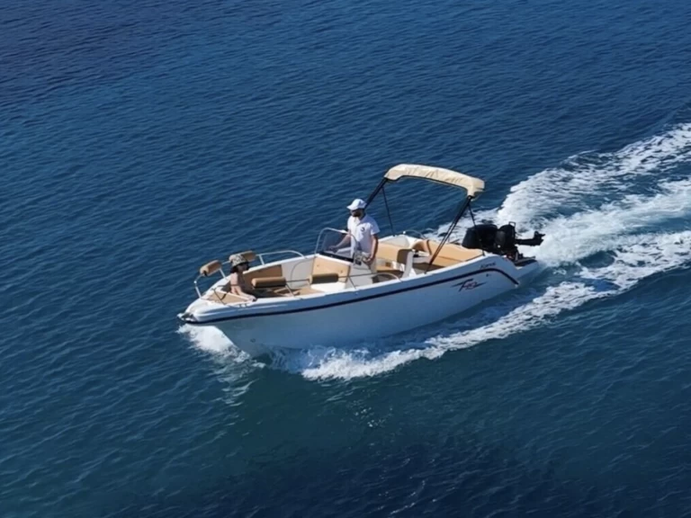 Karel F 19 między profesjonalistami a osobami prywatnymi w Latchi